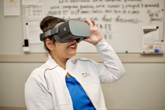 Mit Hilfe von Virtual Reality wird die psychische Gesundheit und das Wohlbefinden des Gesundheitspersonals sowie der Patienten verbessert. Mit Hilfe von Virtual Reality wird die psychische Gesundheit und das Wohlbefinden des Gesundheitspersonals sowie der Patienten verbessert.