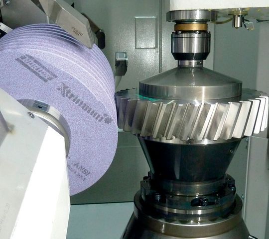 Die neuesten Hochleistungs-Schleifscheiben in der Norton-Xtrimium-Produktlinie bedienen die steigenden Anforderungen in der Verzahnungsindustrie. Hier eine Dual-Schleifschnecke aus der Serie im Einsatz. Die neuesten Hochleistungs-Schleifscheiben in der Norton-Xtrimium-Produktlinie bedienen die steigenden Anforderungen in der Verzahnungsindustrie. Hier eine Dual-Schleifschnecke aus der Serie im Einsatz.