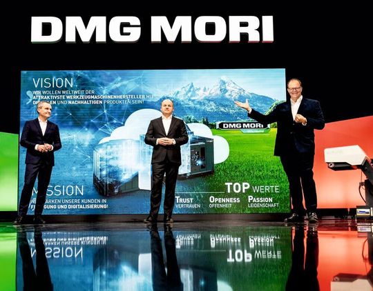 Freude durch Aufwind im Maschinenbau! Die DMG-Mori-Vorstände Christian Thönes (rechts), Björn Biermann (Mitte) und Michael Horn meldeten im Vergleich zum letzten Jahr ein sattes Plus im ersten Quartal 2021. Freude durch Aufwind im Maschinenbau! Die DMG-Mori-Vorstände Christian Thönes (rechts), Björn Biermann (Mitte) und Michael Horn meldeten im Vergleich zum letzten Jahr ein sattes Plus im ersten Quartal 2021.