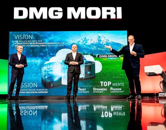 Freude durch Aufwind im Maschinenbau! Die DMG-Mori-Vorstände Christian Thönes (rechts), Björn Biermann (Mitte) und Michael Horn meldeten im Vergleich zum letzten Jahr ein sattes Plus im ersten Quartal 2021. Freude durch Aufwind im Maschinenbau! Die DMG-Mori-Vorstände Christian Thönes (rechts), Björn Biermann (Mitte) und Michael Horn meldeten im Vergleich zum letzten Jahr ein sattes Plus im ersten Quartal 2021.