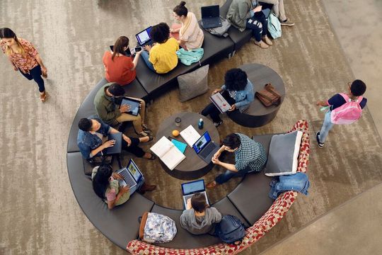 Schulen brauchen starke Partner, die sie mit der richtigen Kombination aus Technik, Inhalten und Kompetenz unterstützen.