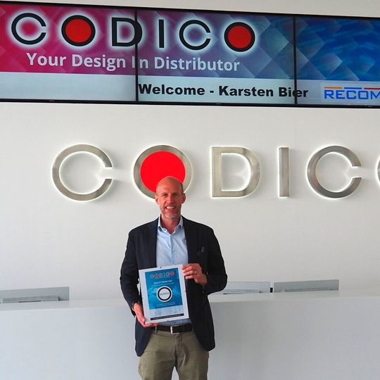 Karsten Bier: Der Unternehmensinhaber von Recom nimmt den Award entgegen. Karsten Bier: Der Unternehmensinhaber von Recom nimmt den Award entgegen.