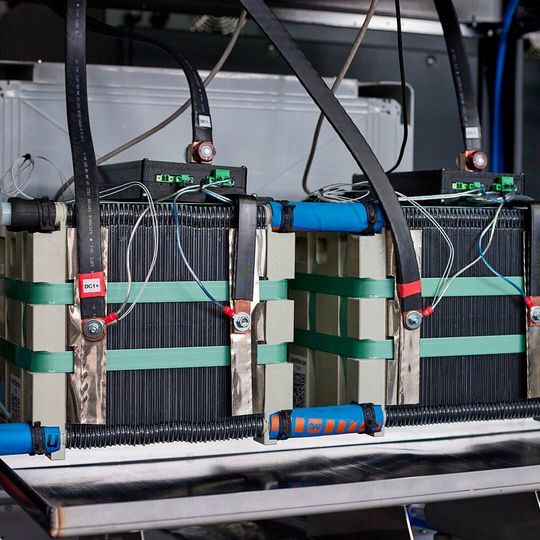 Leichter, kleiner, günstiger durch Re-design des Herzstücks von Redox-Flow-Batterien. Leichter, kleiner, günstiger durch Re-design des Herzstücks von Redox-Flow-Batterien.