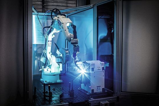 Die Schweißroboterzelle Easy Arc kommt auch Kunden von Engelmann zugute, die vor spontanen Kapazitätsengpässen stehen und die Anlage bei dieser Gelegenheit erst einmal näher kennenlernen möchten. Die Schweißroboterzelle Easy Arc kommt auch Kunden von Engelmann zugute, die vor spontanen Kapazitätsengpässen stehen und die Anlage bei dieser Gelegenheit erst einmal näher kennenlernen möchten.