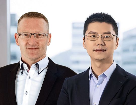 Jörg Traum (links, Emtron electronic) und Tiger Li (Mornsun Power). Jörg Traum (links, Emtron electronic) und Tiger Li (Mornsun Power).