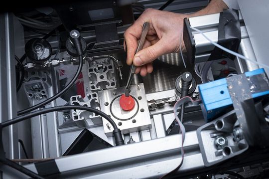 Einfügen der photokatalytischen Membran in den Membran-Reaktor.