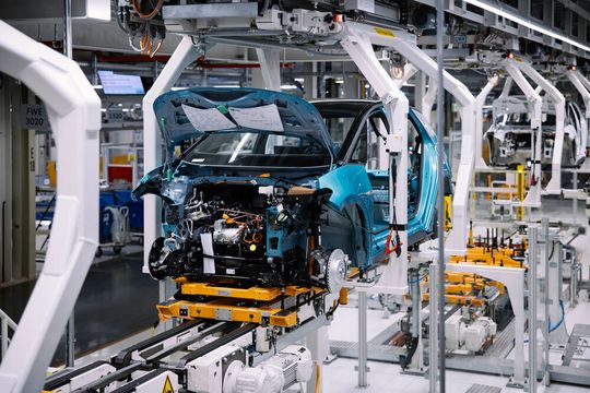 Die neu installierten 4-Arm-Gehänge von Dürr transportieren die E-Fahrzeuge im Zwickauer Werk. Die neu installierten 4-Arm-Gehänge von Dürr transportieren die E-Fahrzeuge im Zwickauer Werk.