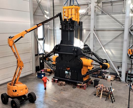 Ausgeschlingert! Das Utrechter Unternehmen Seaqualize entwickelt mit dem Delta600P den Prototypen eines effektiven Seegangkompensators für Schwerlastkräne. Sein Herzstück ist die Hydrospeicheranlage von Roth Hydraulics. Ausgeschlingert! Das Utrechter Unternehmen Seaqualize entwickelt mit dem Delta600P den Prototypen eines effektiven Seegangkompensators für Schwerlastkräne. Sein Herzstück ist die Hydrospeicheranlage von Roth Hydraulics.