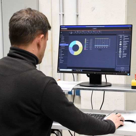 Voller Überblick mit PC-Technik und individualisierbarer Software: Aktuelle sowie Trendwerte der Leistungsverteilung einer Elektromaschine im Test. Voller Überblick mit PC-Technik und individualisierbarer Software: Aktuelle sowie Trendwerte der Leistungsverteilung einer Elektromaschine im Test.