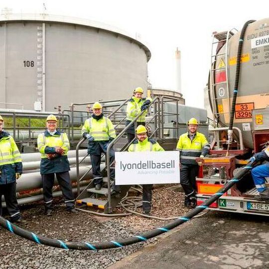 Produced by the thermal conversion of plastic waste, this raw material is converted into ethylene and propylene in the Lyondell Basell production facilities, and then processed into PP and PE in the downstream units for plastics production. Produced by the thermal conversion of plastic waste, this raw material is converted into ethylene and propylene in the Lyondell Basell production facilities, and then processed into PP and PE in the downstream units for plastics production.
