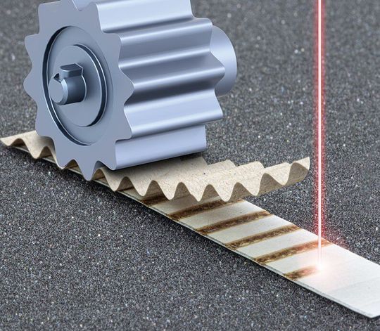 Am Fraunhofer-IWS haben die Forschenden erkannt, dass man mit dem CO-Laser Papier kleben kann. Kombiniert man den Effekt mit dem Heißpressen, gelingt die Herstellung von Wellpappe, wie hier zu sehen. Am Fraunhofer-IWS haben die Forschenden erkannt, dass man mit dem CO-Laser Papier kleben kann. Kombiniert man den Effekt mit dem Heißpressen, gelingt die Herstellung von Wellpappe, wie hier zu sehen.
