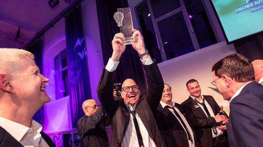 Wer freut sich in diesem Jahr über den Gebrauchtwagen Award? Auto Köpper in Dorsten war 2020 Gewinner des beliebten Branchenpreises. Geschäftsführer Markus Pettendrup freute sich, dass er und sein Team die besten Gebrauchtwagenhändler Deutschlands wurden. Am 7. Juni 2021 entscheidet sich, welches Team in diesem Jahr die Spitze anführt. Wer freut sich in diesem Jahr über den Gebrauchtwagen Award? Auto Köpper in Dorsten war 2020 Gewinner des beliebten Branchenpreises. Geschäftsführer Markus Pettendrup freute sich, dass er und sein Team die besten Gebrauchtwagenhändler Deutschlands wurden. Am 7. Juni 2021 entscheidet sich, welches Team in diesem Jahr die Spitze anführt.