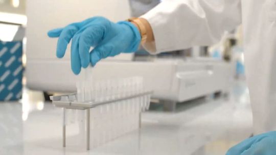 Für die DNA-Extraktion bring Qiagen in diesem Jahr eine neue Plattform für die automatisierte Probenvorbereitung auf den Markt (Symbolbild). Für die DNA-Extraktion bring Qiagen in diesem Jahr eine neue Plattform für die automatisierte Probenvorbereitung auf den Markt (Symbolbild).