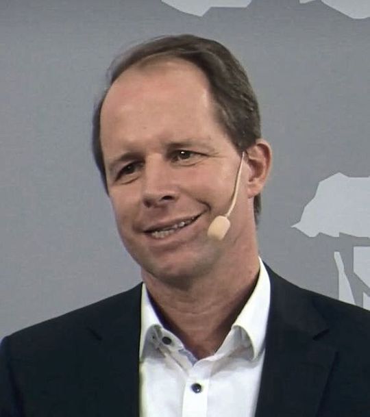 Ralf Moebus, Head of Product Management Industrial Communication erläutert auf den Lapp-Experience Days die Vorteile von Single Pair Ethernet. Er sagt: „Die neue Technologie reduziert den Anbindungsaufwand und senkt die Kosten." Ralf Moebus, Head of Product Management Industrial Communication erläutert auf den Lapp-Experience Days die Vorteile von Single Pair Ethernet. Er sagt: „Die neue Technologie reduziert den Anbindungsaufwand und senkt die Kosten."