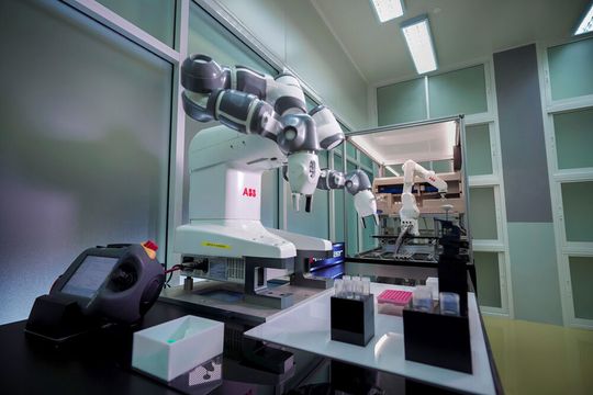 The AI-Immunizer conducts the Plaque Reduction Neutralization Test or PRNT and has been developed as part of a collaboration between the Faculty of Engineering at Thailand’s Mahidol University and the Institute of Molecular Biosciences. ABB’s IRB 1100 and YuMi® collaborative dual arm robots assist with key tasks involved in COVID-19 vaccine testing and development. The AI-Immunizer conducts the Plaque Reduction Neutralization Test or PRNT and has been developed as part of a collaboration between the Faculty of Engineering at Thailand’s Mahidol University and the Institute of Molecular Biosciences. ABB’s IRB 1100 and YuMi® collaborative dual arm robots assist with key tasks involved in COVID-19 vaccine testing and development.