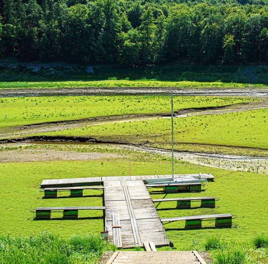 Die Edertalsperre (Hessen) im Jahr 2019: Trockengefallene Gewässerbereiche setzen erheblich mehr Kohlenstoff frei als von Wasser bedeckte Bereiche. Die Edertalsperre (Hessen) im Jahr 2019: Trockengefallene Gewässerbereiche setzen erheblich mehr Kohlenstoff frei als von Wasser bedeckte Bereiche.