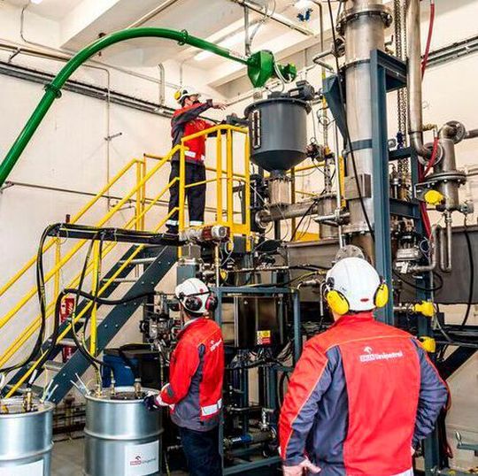 The project’s output will be a comprehensive proposal of a technology on an industrial scale based on pyrolysis to process waste plastics and rubber from tyres whose products may be used in the petrochemical industry to manufacture basic chemicals. The project’s output will be a comprehensive proposal of a technology on an industrial scale based on pyrolysis to process waste plastics and rubber from tyres whose products may be used in the petrochemical industry to manufacture basic chemicals.