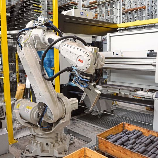 Personal entlastet: An den Kreissägen entnehmen Roboter die Abschnitte und kommissionieren diese auftragsbezogen auf Paletten. Personal entlastet: An den Kreissägen entnehmen Roboter die Abschnitte und kommissionieren diese auftragsbezogen auf Paletten.