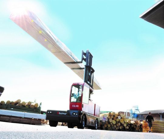 Bulmor entwickelt seinen Elektroseitenstapler EQ zum stärksten seiner Art. Verglichen mit einem Dieselsystem habe ein Elektroseitenstapler einen um rund 75 Prozent geringeren Energiebedarf. Bulmor entwickelt seinen Elektroseitenstapler EQ zum stärksten seiner Art. Verglichen mit einem Dieselsystem habe ein Elektroseitenstapler einen um rund 75 Prozent geringeren Energiebedarf.