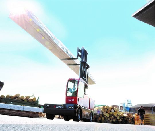 Bulmor entwickelt seinen Elektroseitenstapler EQ zum stärksten seiner Art. Und verglichen mit einem Dieselsystem, habe ein Elektroseitenstapler einen um rund 75 Prozent geringeren Energiebedarf. Bulmor entwickelt seinen Elektroseitenstapler EQ zum stärksten seiner Art. Und verglichen mit einem Dieselsystem, habe ein Elektroseitenstapler einen um rund 75 Prozent geringeren Energiebedarf.