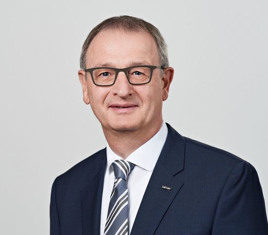 Es läuft wieder! Dr. Wilfried Schäfer, Geschäftsführer des VDW, betont: „Wir registrieren eine Trendwende im Maschinenbau. Es geht aufwärts! Und zwar nicht nur durch ein Auftrags-Plus von 26 Prozent im Vergleich zum Vorjahr.“ Es läuft wieder! Dr. Wilfried Schäfer, Geschäftsführer des VDW, betont: „Wir registrieren eine Trendwende im Maschinenbau. Es geht aufwärts! Und zwar nicht nur durch ein Auftrags-Plus von 26 Prozent im Vergleich zum Vorjahr.“
