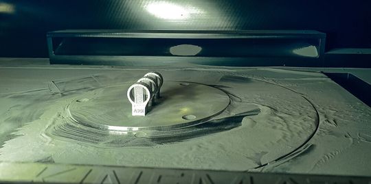 Mittels einem 3D-Druckverfahren wird der Ring hergestellt. Mittendrin wird der Prozess angehalten: Ein automatisiertes Robotersystem platziert die Elektronik, bevor der Druckprozess weitergeht.