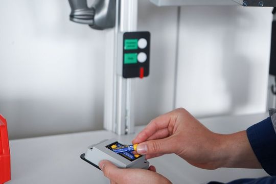 Die Box lässt sich entweder per 230-Volt-Netzanschluss oder Batterien betreiben, wenn sie örtlich flexibel oder mobil sein soll.