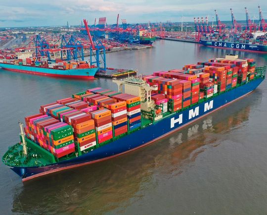 Das ist das südkoreanische Containerschiff „HMM Nuri“. Am vergangenen Samstag steuerte es voll beladen den Hamburger Hafen auf seiner ersten Reise an. Es ist das erste von acht Schiffen dieser Art. Das ist das südkoreanische Containerschiff „HMM Nuri“. Am vergangenen Samstag steuerte es voll beladen den Hamburger Hafen auf seiner ersten Reise an. Es ist das erste von acht Schiffen dieser Art.