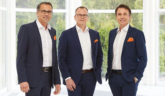 Kübler schließt das erste Quartal erfolgreich ab: Die Brüder und Firmeneigner Lothar (links) und Gebhard Kübler (rechts), in der Mitte Vertriebsgeschäftsführer Martin Huth Kübler schließt das erste Quartal erfolgreich ab: Die Brüder und Firmeneigner Lothar (links) und Gebhard Kübler (rechts), in der Mitte Vertriebsgeschäftsführer Martin Huth