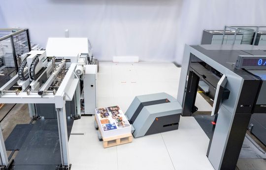 „FC Load“ bei Heidelberger Druck beim Zurücksetzen der Palette mit einem Papierstapel. „FC Load“ bei Heidelberger Druck beim Zurücksetzen der Palette mit einem Papierstapel.