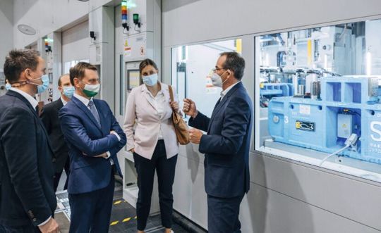 Die neue Großpresse läuft: VW-Produktionsvorstand Dr. Christian Vollmer (r.) erläutert Sachsens Ministerpräsident Michael Kretschmer (Mitte) die Wichtigkeit der neuen Presse im Fahrzeugwerk Zwickau. Die neue Großpresse läuft: VW-Produktionsvorstand Dr. Christian Vollmer (r.) erläutert Sachsens Ministerpräsident Michael Kretschmer (Mitte) die Wichtigkeit der neuen Presse im Fahrzeugwerk Zwickau.