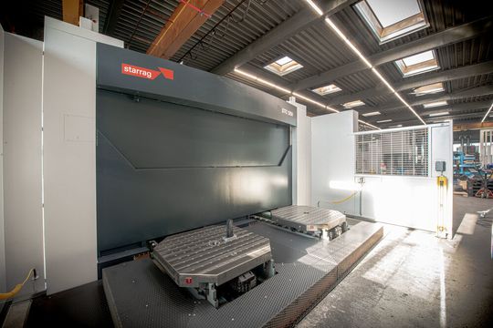 Die Starrag STC 1250 verkürzt die Bearbeitungszeiten und das Vierfach-Palettensystem ermöglicht hauptzeitparalleles Rüsten sowie mannarme Schichten. Die Starrag STC 1250 verkürzt die Bearbeitungszeiten und das Vierfach-Palettensystem ermöglicht hauptzeitparalleles Rüsten sowie mannarme Schichten.