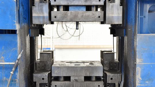 Schmiedepresse im IPH: Die Werkzeuge müssen regelmäßig ausgetauscht oder in Stand gesetzt werden. Schmiedepresse im IPH: Die Werkzeuge müssen regelmäßig ausgetauscht oder in Stand gesetzt werden.