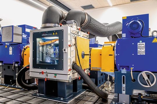 Auf dem E-Achsprüfstand können sowohl das Gesamtsystem als auch die Einzelkomponenten wie Leistungselektronik, Motor und Getriebe analysiert und erprobt werden. Auf dem E-Achsprüfstand können sowohl das Gesamtsystem als auch die Einzelkomponenten wie Leistungselektronik, Motor und Getriebe analysiert und erprobt werden.