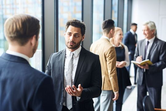 Unangenehmes Schweigen, betretene Blicke? Mit diesen 5 Tipps beenden Sie auf geschickte Art ein Gespräch. Unangenehmes Schweigen, betretene Blicke? Mit diesen 5 Tipps beenden Sie auf geschickte Art ein Gespräch.
