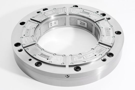 Eine hohe Dämpfung und Steifigkeit der Rundtische sorgt Zollern zufolge dafür, dass deren Rund- und Planlaufgenauigkeit bei weniger als einem Mikrometer liegt.
