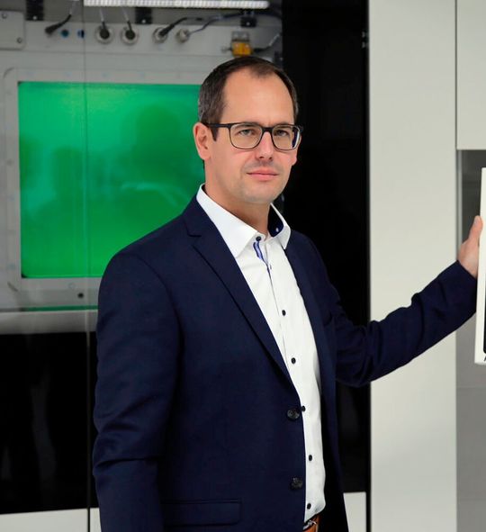 „When AM Solutions presented this new discussion concept to me, I immediately liked the idea to look at Additive Manufacturing from different angles and from the view of different industries. It is honest and informative”, comments Christoph Hansen, Director Technology & Innovation at Sauber Engineering. „When AM Solutions presented this new discussion concept to me, I immediately liked the idea to look at Additive Manufacturing from different angles and from the view of different industries. It is honest and informative”, comments Christoph Hansen, Director Technology & Innovation at Sauber Engineering.