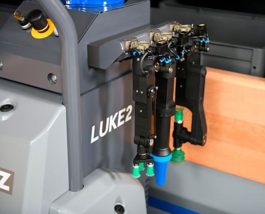 Selbstlernend erkennt „LUKE2“ das passende Werkzeug für neue Artikel. Für maximale Picksicherheit geschieht auch der Werkzeugwechsel selbstständig. Selbstlernend erkennt „LUKE2“ das passende Werkzeug für neue Artikel. Für maximale Picksicherheit geschieht auch der Werkzeugwechsel selbstständig.
