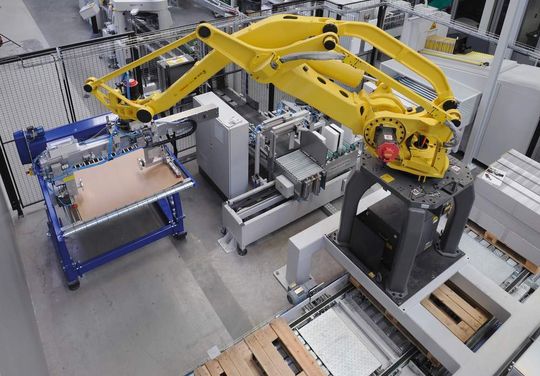 Über eine Schnittstelle lässt sich das Pal-Cut-System ohne Einschränkung mit Verpackungsrobotern in automatischen Palettieranlagen verbinden.Bilder: Dansk Mink Papir Über eine Schnittstelle lässt sich das Pal-Cut-System ohne Einschränkung mit Verpackungsrobotern in automatischen Palettieranlagen verbinden.Bilder: Dansk Mink Papir