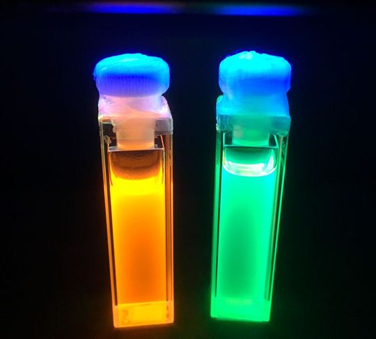 Der Farbstoff (links), den die Hallenser Forschenden dem Harzsystem für die Wicklungsisolierung von Elektromotoren hinzufügen, ändert seine Farbe, wenn ein bestimmter Alkohol daran bindet – dann wird er grün. Das bedeutet, der Elektromotor sollte ausgetauscht werden.