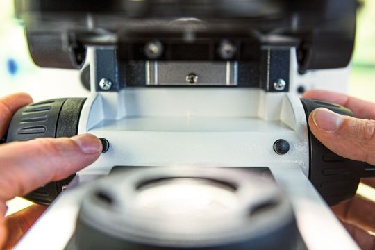 Abb.3: Der Anwender kann Bilder aufnehmen ohne die Hände vom Mikroskop zu nehmen.