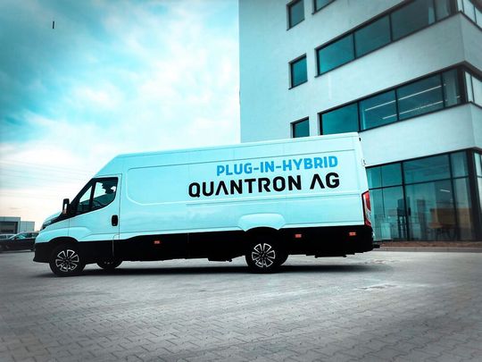 Das ist der neue hybride Plug-in-Kastenwagen Q-Light von Quantron. Sein Antrieb arbeite auf dem Leistungsniveau eines Verbrennungsmotors. In höchstens 5 Stunden ist er voll aufgeladen, heißt es. Das ist der neue hybride Plug-in-Kastenwagen Q-Light von Quantron. Sein Antrieb arbeite auf dem Leistungsniveau eines Verbrennungsmotors. In höchstens 5 Stunden ist er voll aufgeladen, heißt es.