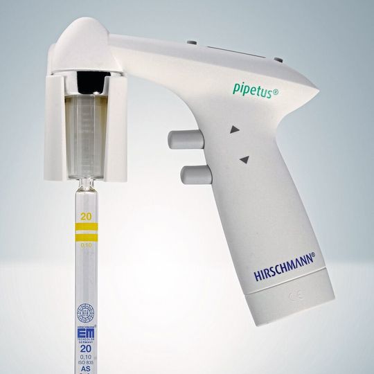 Der Pipetus mit eingesetzter Pipette Der Pipetus mit eingesetzter Pipette