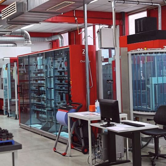 Die Automatisierung ermöglicht ein mannloses Arbeiten rund um die Uhr, auch übers Wochenende. Im Vordergrund an der Stirnseite der Anlage ist die Messmaschine Zeiss Vista positioniert. Die Automatisierung ermöglicht ein mannloses Arbeiten rund um die Uhr, auch übers Wochenende. Im Vordergrund an der Stirnseite der Anlage ist die Messmaschine Zeiss Vista positioniert.