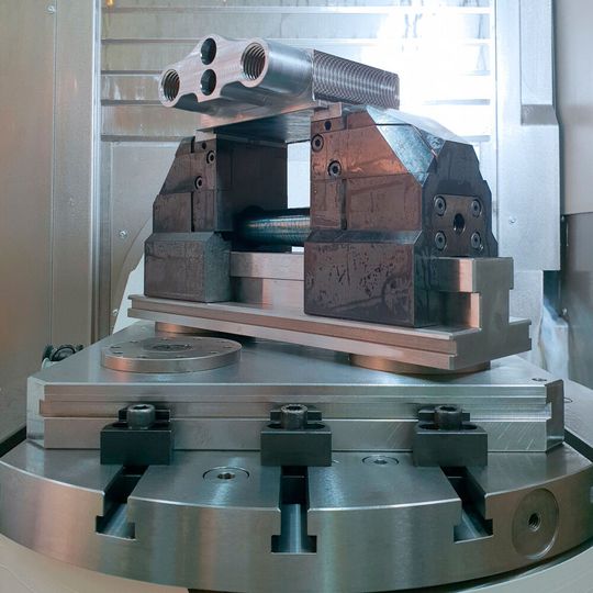 Zero-point clamping system console with K5000 modular clamping device during the change-over process. Zero-point clamping system console with K5000 modular clamping device during the change-over process.