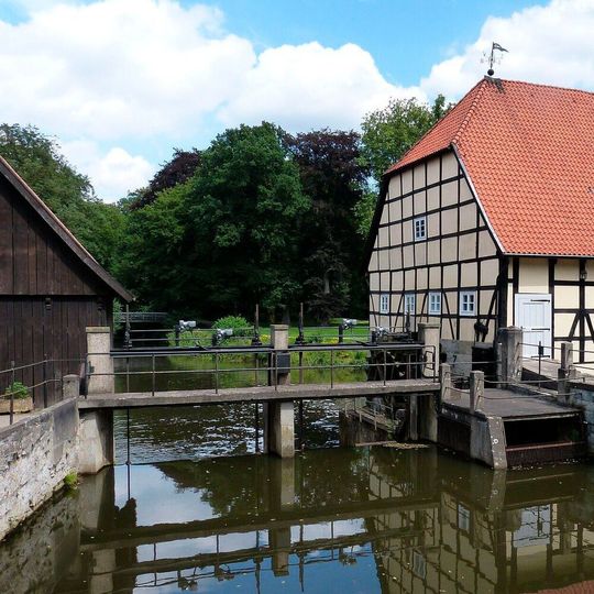 Wasserkraftanlagen können zu einer nachhaltigen Energieversorgung beitragen. Wasserkraftanlagen können zu einer nachhaltigen Energieversorgung beitragen.