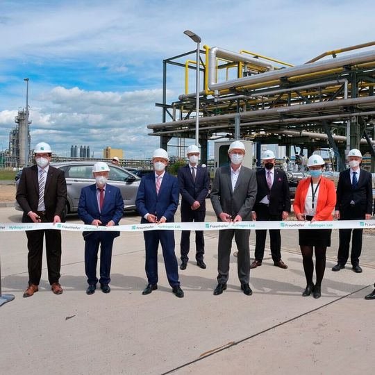 Vertreter der am Hydrogen-Lab Leuna beteiligten Unternehmen und Institute bei der Inbetriebnahme Vertreter der am Hydrogen-Lab Leuna beteiligten Unternehmen und Institute bei der Inbetriebnahme