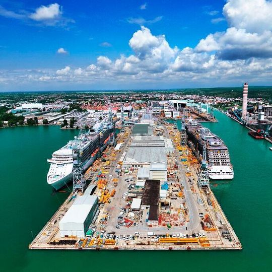 Together, Fincantieri and Comau want to manufacture a new and advanced welding robot vehicle for shipyards. Together, Fincantieri and Comau want to manufacture a new and advanced welding robot vehicle for shipyards.