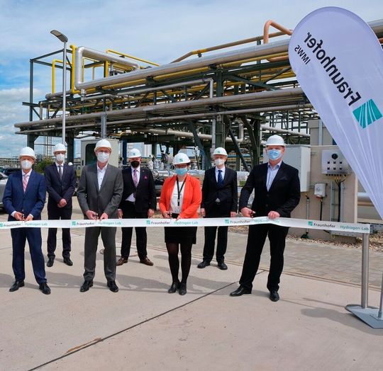 Schnitt! Ab jetzt kommt gründer Wasserstoff für die Energiewende auch aus dem Hydrogen Lab Leuna. Die Pilotanlage für Tests und Skalierungsmaßnahmen samt Elektrolysesysteme ist, wie das Fraunhofer-IMWS betont, voll in einen Chemiepark integriert. Schnitt! Ab jetzt kommt gründer Wasserstoff für die Energiewende auch aus dem Hydrogen Lab Leuna. Die Pilotanlage für Tests und Skalierungsmaßnahmen samt Elektrolysesysteme ist, wie das Fraunhofer-IMWS betont, voll in einen Chemiepark integriert.