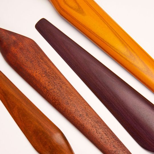 Die digitale Maserung wird auf jede Schicht gedruckt und die Teile können dann wie traditionell hergestellte Holzteile geschliffen, gebeizt, poliert, gefärbt, beschichtet und nachbearbeitet werden.